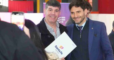 Pullaro encabezó la entrega las escrituras de viviendas a 200 vecinos de la ciudad de Santa Fe